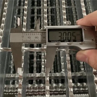 Χαρακτηριστικά του Swaged Louvers Steel Grating